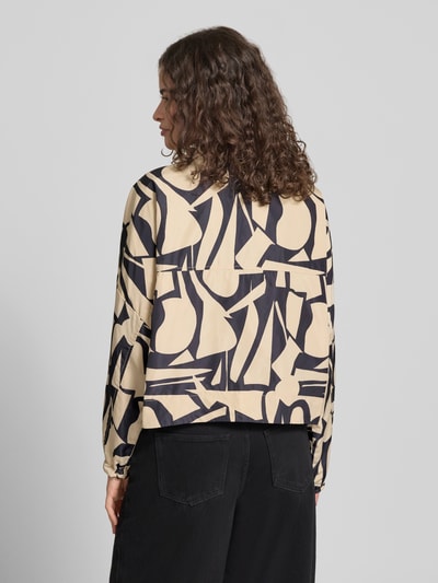Modelka nosi Oversized Hemdjacke mit Allover-Muster Modell 'BETTY BATSLEEVE' od Only, graficzny wzór, elastyczne rękawy, widok z tyłu, zdjęcie całej sylwetki.