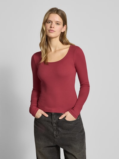 Frauenmodel trägt Slim Fit Longsleeve mit tiefen Rundhalsausschnitt von Review, Strukturmuster, bordeauxrot, elastischer Baumwoll-Mix, Nahaufnahme Oberkörper.