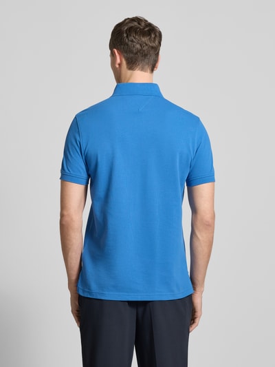 Männermodel trägt Regular Fit Poloshirt aus Baumwoll-Mix von Tommy Hilfiger, Optik:Unifarben, Piqué, Ganzkörperansicht Rückansicht.
