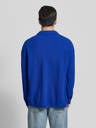 Männermodel trägt Relaxed Fit Pullover mit Kaschmir-Anteil Modell 'RAXOW' von American Vintage in strahlendem Blau, Strick-Optik, langärmlig, Polokragen, Rückansicht, Ganzkörperansicht.