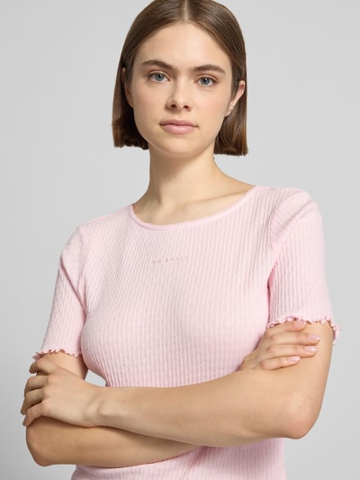 Frauenmodel trägt Damen T-Shirt mit Rundhalsausschnitt, Spitzenbesatz, Label-Stitching und Muschelsaum von OH APRIL, Reine Baumwolle, Modell 'Lune', Körpernaher-Schnitt, Nahaufnahme Oberkörper.