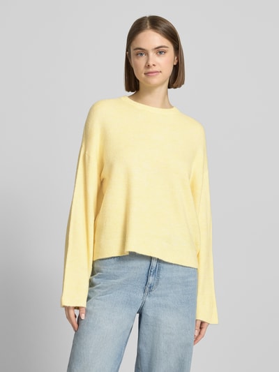 Vrouwenmodel draagt Relaxed fit gebreide trui met crew neck model 'SIMONI' van Only, melange look, geribde boorden, vooraanzicht bovenlichaam