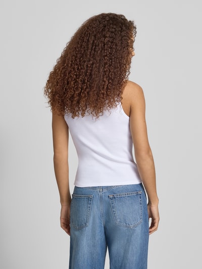 Frauenmodel trägt Tanktop in Ripp-Optik Modell 'MAYA' von Noisy May aus Baumwoll-Elasthan-Mix, weiße Farbe, Regular-Fit, Rückenlänge 52 cm, Ganzkörperansicht Rückansicht.