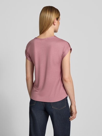 Frauenmodel trägt Damen T-Shirt aus Satin mit Rundhalsausschnitt Modell 'ELLETTE' von VILA in Hellrosa, Regular-Fit, Rückenlänge 58 cm, Ärmel mit Aufschlag, Ganzkörperansicht Rückansicht.