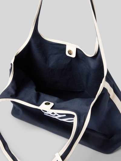 Produktfoto, Strandtasche aus Baumwoll-Leinen-Mix von Tommy Hilfiger in Dunkelblau mit weißen Kontrastdetails, Magnetverschluss, Canvas-Textur