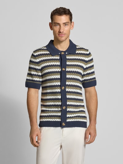 Männermodel trägt Cardigan mit 1/2-Arm von Lindbergh aus Reine Baumwolle, Regular-Fit, Allover-Look, Umlegekragen, Knopfleiste, Ganzkörperansicht von vorne.