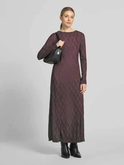 Frauenmodel trägt Midikleid im Allover-Look Modell 'POMEL' von MANGO in lila-braunen Tönen mit geradem Schnitt und Rundhalsausschnitt, Ganzkörperansicht von vorne. Rückenlänge bei Größe S 124 cm, Brustweite 30 cm, Ärmellänge 62 cm.