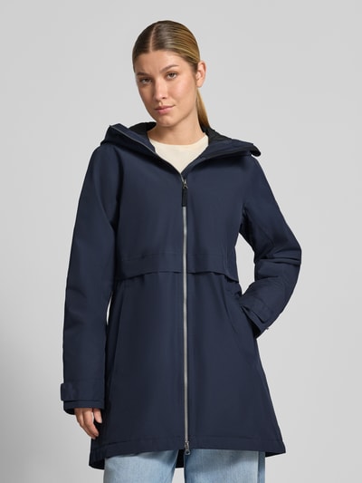 Vrouwenmodel draagt Regular Fit Parka met Capuchon van Didriksons in donkerblauw met tweewegritssluiting en steekzakken, ruglengte maat 36: 87 cm, schouderbreedte: 41 cm, borstwijdte: 48 cm, mouwlengte: 55 cm, voorkant bovenlichaam close-up.