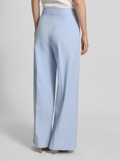 Vrouwenmodel draagt Flare-Fit wijdte dames broek met viscose van HUGO, look: effen, persplooien, twill, high waist, model 'HUZILI'. Ganzkörperansicht Rückansicht.