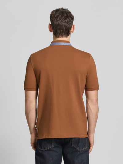 Männermodel trägt Regular Fit Poloshirt mit Stehkragen und Logo-Stitching von bugatti in Braun, reine Baumwolle, Rückenlänge 70 cm, Ganzkörperansicht Rückansicht.