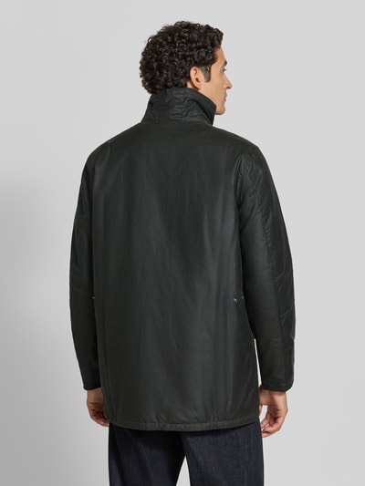 Männermodel trägt Regular Fit Parka aus reiner Baumwolle von Barbour in Dunkelgrün mit glatter Struktur, Ganzkörperansicht Rückansicht. Herren Parka