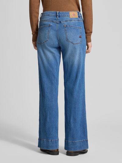 Frauenmodel trägt Flared Jeans mit 5-Pocket-Design von Buena Vista in Mittelblau, Baumwoll-Mix mit Viskose-Anteil, Ganzkörperansicht Rückansicht.