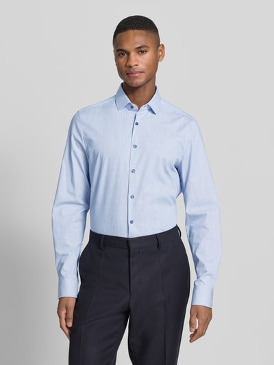 Männermodel trägt Slim Fit Business-Hemd mit Kentkragen von OLYMP Level Five, hellblau, Baumwoll-Mix mit Stretch-Anteil, Ganzkörperansicht von vorne. Rückenlänge bei Größe 40: 79 cm, Schulterbreite: 44 cm, Ärmellänge: 68 cm, Knopfleiste sichtbar.