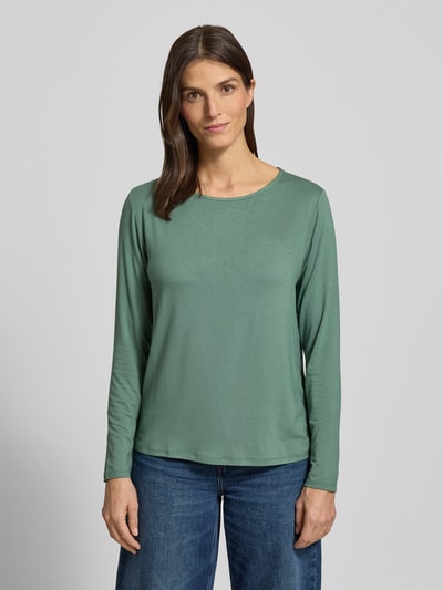 Vrouwenmodel draagt Relaxed Fit Longsleeve uit Viscose-Mix met U-Boot-hals van Fynch-Hatton in groen, lange mouwen, elastisch, voorkant, borstomhoogte.