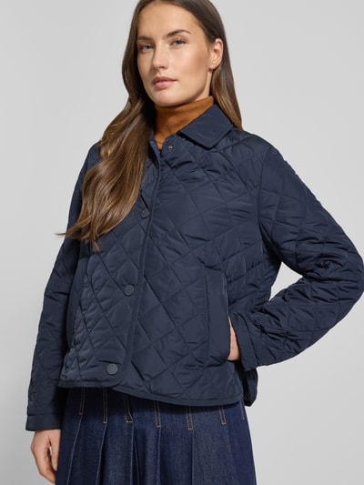 Frauenmodel trägt Regular Fit Steppjacke mit Umlegekragen Modell 'GELO' von Weekend Max Mara, Optik: Unifarben, kariertes Muster, Druckknöpfe, Label-Stitching, Motiv-Patch, Langarm, Rumpfabschluss mit Seitenschlitzen, seitliche Eingrifftaschen, Ganzkörperansicht von vorne.