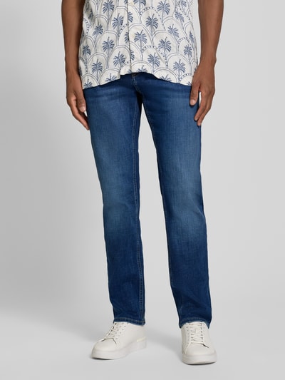 Männermodel trägt Straight Fit Jeans im 5-Pocket-Design Modell 'Mitch' von JOOP! im blauen Farbton, Baumwoll-Mix; Nahaufnahme Unterkörper, Vorderansicht. Kontexthinweis: Herren Jeans, Knopf- und Reißverschluss, Bundweite 42 cm, Innenbeinlänge 82 cm.