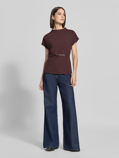 Frauenmodel trägt Regular Fit T-Shirt aus Baumwoll-Modal-Mix von zero in Dunkelbraun, Stehkragen, integrierter Gürtel, Ganzkörperansicht von vorne.