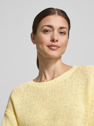 Frauenmodel trägt Relaxed Fit Strickpullover aus Baumwoll-Mix von s.Oliver BLACK LABEL, Optik: Unifarben, Materialverarbeitung: Strick, Nahaufnahme Oberkörper.