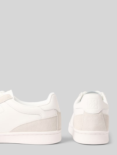 Produktfoto, weiß-beiger Sneaker mit echtem Leder Modell 'VINCENZO 2A' von Marc O'Polo für Herren, glatte und samtige Texturen, Studiohintergrund