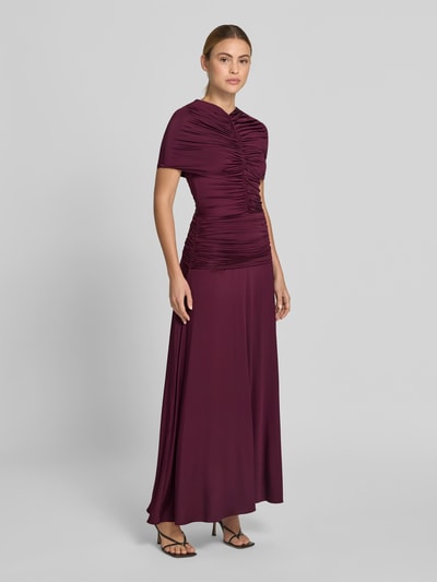 Frauenmodel trägt Abendkleid aus Viskose-Mix mit Raffungen von Self-Portrait in dunklem Violett, taillierte Passform, V-Ausschnitt, kurzärmelig, feine Raffungen, glatte fließende Textur, Ganzkörperansicht von vorne.