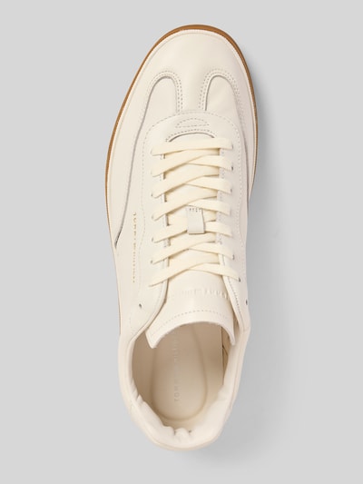 Produktfoto, Low Top Sneaker aus echtem Leder von Tommy Hilfiger, unifarbenes Glattleder, abgerundete Spitze, strukturierte Sohle, Label-Prägung