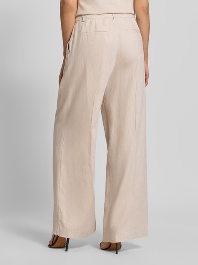 Frauenmodel trägt Wide Fit Stoffhose aus Viskose-Mix Modell 'Dazia' von B.Young in Beige mit Bügelfalten und Gesäßtaschen, Ganzkörperansicht Rückansicht.