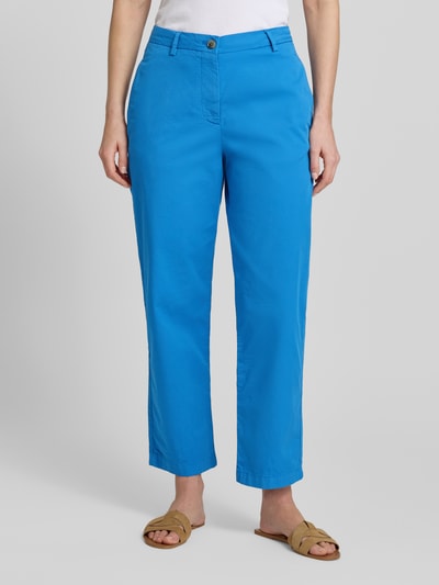 Vrouwenmodel draagt Slim Fit Chino aus Baumwoll-Mix van Tommy Hilfiger in effen blauw met steekzakken en riemlussen, materiaal katoenmix. Vooraanzicht, close-up bovenlichaam.