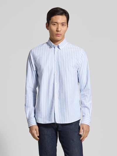 Männermodel trägt Regular Fit Freizeithemd mit Button-Down-Kragen Modell 'Konrad' von Les Deux, Baumwoll-Mix mit Stretch-Anteil, Ganzkörperansicht von vorne.