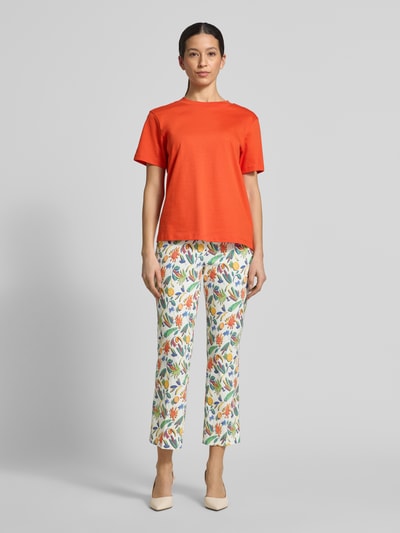 Frauenmodel trägt Caprihose im Allover-Look Modell 'Ina' von STEHMANN aus Baumwoll-Mix mit Stretch-Anteil, Ganzkörperansicht von vorne.