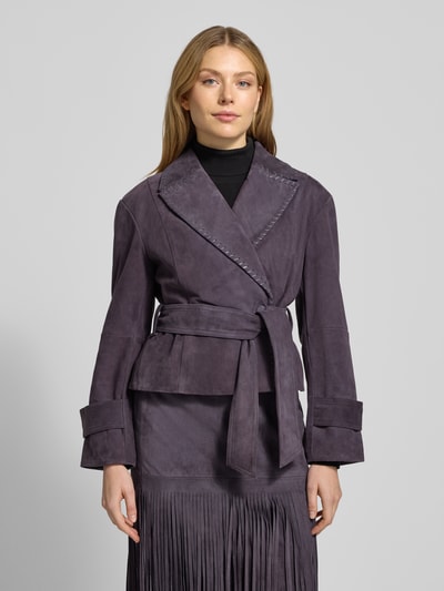 Vrouwenmodel draagt Lederjacke mit Bindegürtel van Marc Cain in paars echt leer met reverskraag en tailleriempje, vooraanzicht bovenlichaam.