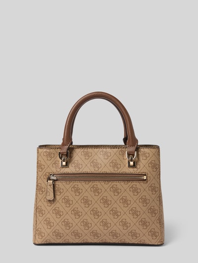 Produktfoto, Handtasche mit Logo-Muster Modell 'NOELLE II' von Guess aus beigem Material mit Label-Applikation, Tragehenkel und Schulterriemen, Maße 24 x 19 x 6 cm, Länge Schulterriemen 126 cm, Hauptfach mit Reißverschluss