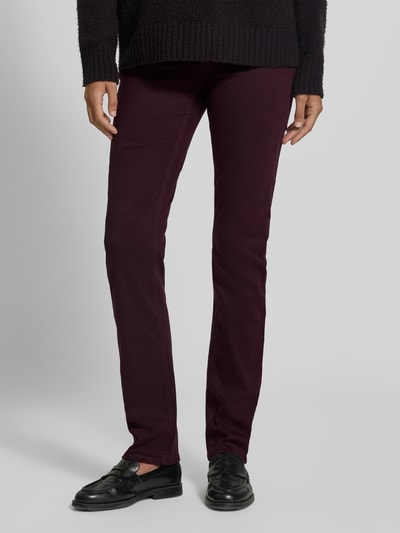 Vrouwenmodel draagt straight fit jeans uit mix van lyocell, model 'MARY' van Brax in donkerpaars, dames straight fit jeans, detailopname.