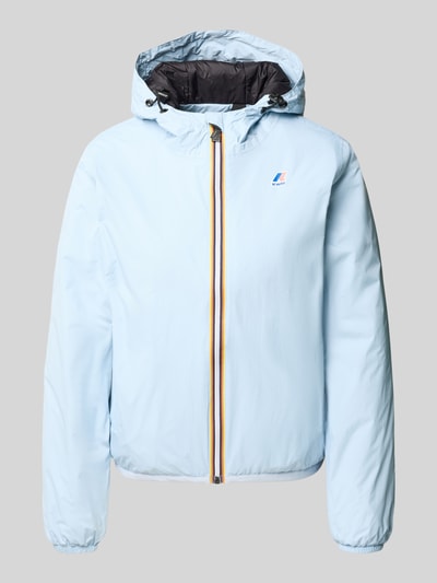 Produktfoto, lichtblauwe Regular fit dames jack met logoprint, capuchon met tunnelkoord, elastische boorden, Model 'CLAUDETTE' van K-WAY, Ruglengte maat S 59 cm, schouderbreedte 39 cm, borstwijdte 51 cm, mouwlengte 63 cm