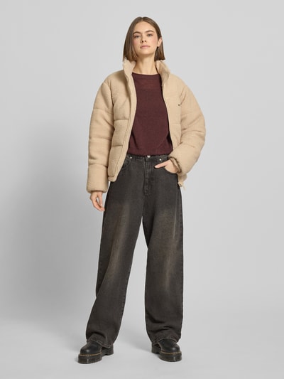 Kobiece modelka nosi Rundhals Pullover mit Tunnelzug od Review, kolor bordowy, luźny krój, prążkowane wykończenia, widok całej sylwetki z przodu.