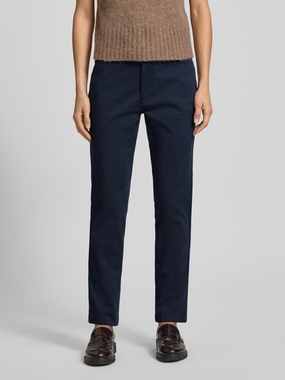 Kobiece model prezentuje Slim Fit Spodnie w skróconej długości model 'GABBY' od Lauren Ralph Lauren, mieszanka bawełny i elastanu, wpuszczane kieszenie, kieszenie z tyłu, kolor granatowy, widok całej sylwetki z przodu.