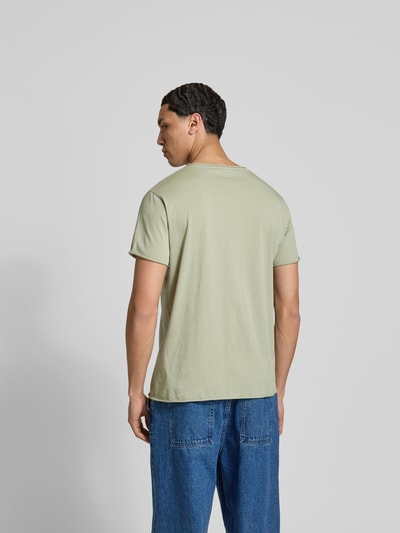 Männermodel trägt T-Shirt mit Rundhalsausschnitt von Filippa K in hellem Grün, reine Baumwolle, kurze Ärmel, Regular Fit, Rückansicht