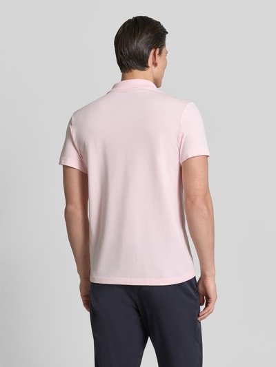 Männermodel trägt Regular Fit Poloshirt aus Baumwoll-Mix von Lacoste, Optik: Unifarben, Logo-Patch, Polokragen, Kurzarm, Ganzkörperansicht Rückansicht.