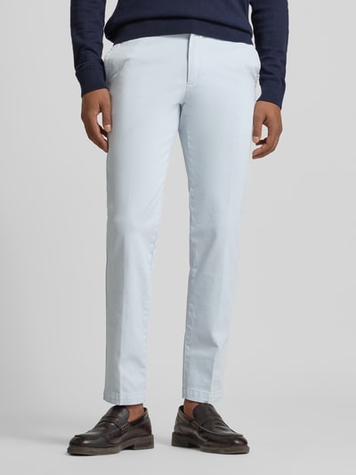 Männermodel trägt Slim Fit Schmale Hose aus Baumwoll-Mix Modell 'KAITON1' von BOSS in Hellblau, unifarben, Twill-Struktur, Ganzkörperansicht von vorne.
