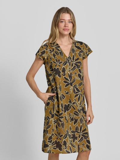 Vrouwenmodel draagt knielang dames jurk van puur katoen in all-over look, recht model, V-hals, model 'FEODORA' van Soyaconcept, Ganzkörperansicht von vorne.