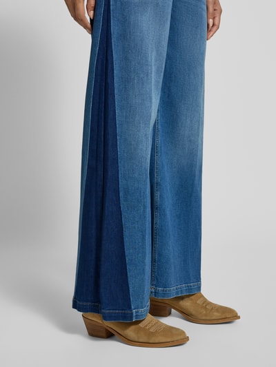 Frauenmodel trägt Wide Fit Jeans im 5-Pocket-Design Modell 'Mari Meadow' von OPUS PANTS aus elastischem Baumwoll-Mix, Detailaufnahme.