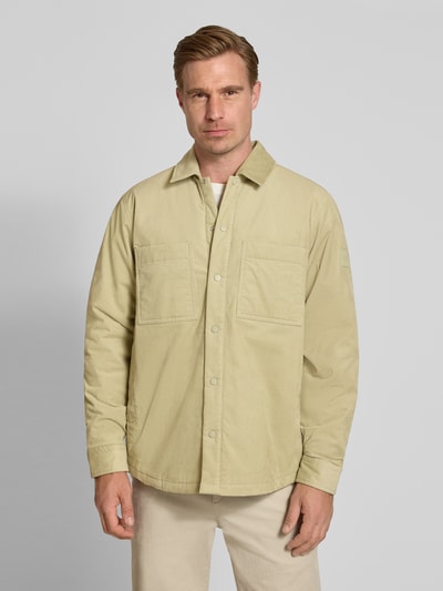 Männermodel trägt Regular Fit Hemdjacke aus Baumwoll-Mix Modell 'Locky_2_M' von BOSS Orange in Beige mit sichtbaren Brusttaschen, Ganzkörperansicht von vorne.