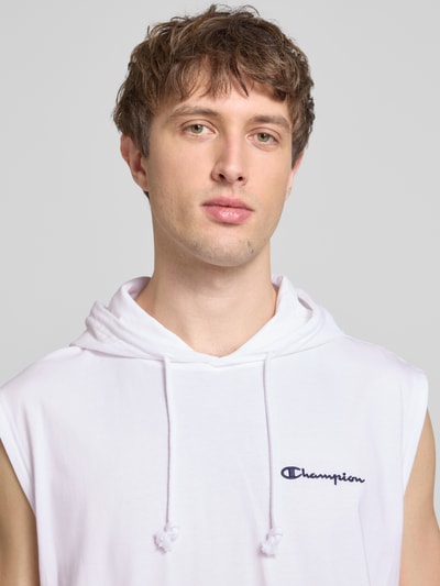 Männermodel trägt Hoodie mit Label-Stitching von CHAMPION, biała bawełna, krój regular fit, haft z logo, z kapturem, Nahaufnahme Oberkörper