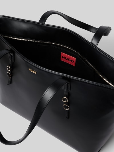 Produktfoto, Shopper in Lederoptik Modell 'SYNDRA_SHOPPER' von HUGO in Schwarz, unifarben, mit Reißverschluss und Label-Applikation aus Metall, Innenfach und Tragehenkeln, glatte Oberfläche