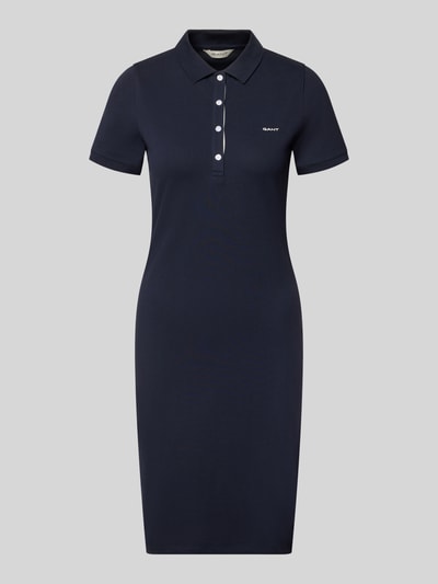 Produktfoto, Knielanges Polokleid mit Label-Stitching von Gant aus Baumwoll-Elasthan-Mix in Dunkelblau, Gerader-Schnitt, Knopfleiste, glatte Struktur.
