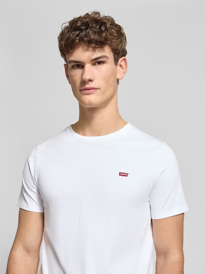 Männermodel trägt T-Shirt mit Label-Stitching von Levi's®, Reine Baumwolle, Regular-Fit, gerippter Rundhalsausschnitt, Nahaufnahme Oberkörper.