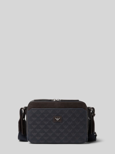 Produktfoto, Umhängetasche mit Logo-Muster von Emporio Armani in Dunkelgrau und Schwarz mit Label-Applikation, Reißverschluss und verstellbarem Schulterriemen. Breite 22 cm, Länge 16 cm, Tiefe 6 cm, Schulterriemen 124 cm.