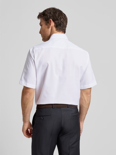 Männermodel trägt Comfort Fit Business-Hemd aus Reine Baumwolle mit Kentkragen von ETERNA in Weiß, Rückenlänge 80 cm, Ganzkörperansicht Rückansicht.