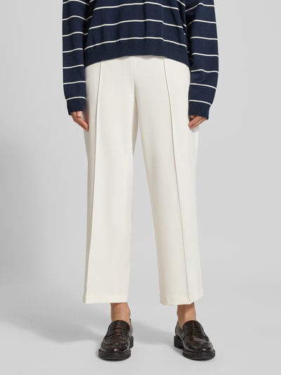 Frauenmodel trägt Straight Fit Stoffhose mit Ziernaht Modell 'Cameron' von Cambio, verkürzte Passform, Nahaufnahme Unterkörper.