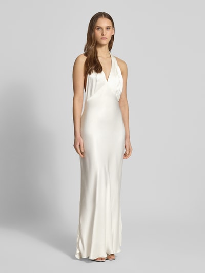 Frauenmodel trägt Abendkleid aus reiner Viskose mit Neckholder Modell 'THENA' von Bardot, Satin, Maxilänge, körpernahe Passform, Ganzkörperansicht von vorne.