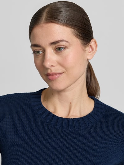 Frauenmodel trägt Strickpullover mit 1/2-Arm von Fynch-Hatton aus Reine Baumwolle, Regular-Fit, Rundhalsausschnitt, Nahaufnahme Oberkörper